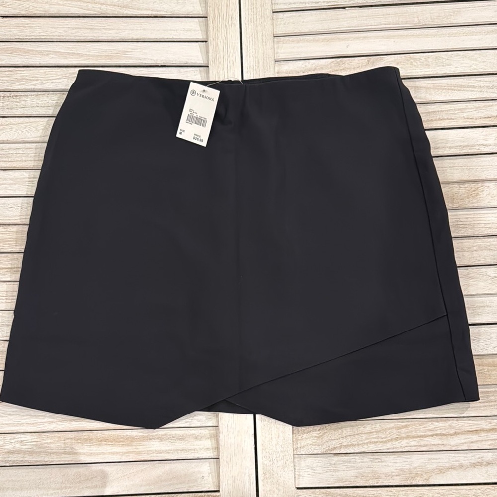 Versona Black Skort